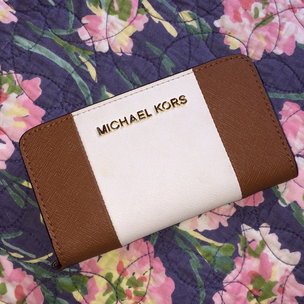 MK Wallet with slot for phone